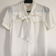 白ブラウス