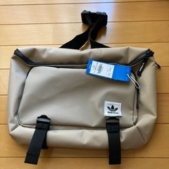 アディダス　新品タグ付きウエストバッグ　ベージュ