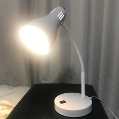 ニトリのデスクライト・デスクランプ（電球付き）