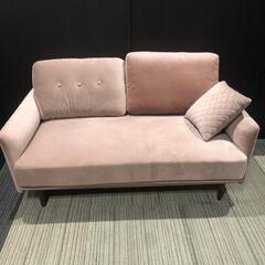 【展示品・未使用品】2人掛けソファ ベルベット調 ピンク色 クッション付 定価・39,990円?自社配送時?代引き可?※現金、クレジット、スマホ決済対応※