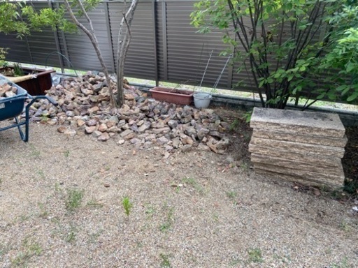 グリ石、石畳いりませんか。(割栗石)