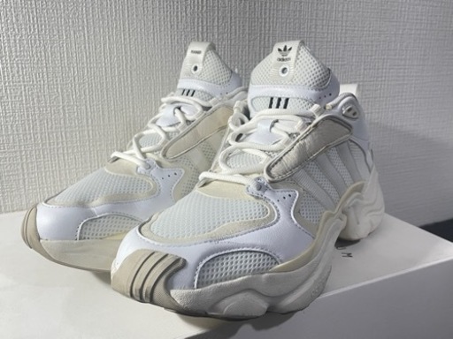 アディダス　スニーカー　Consortium × Naked Magmur Runner