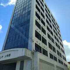  国道58号線沿いのオフィス。空港からのアクセス、駐車場1台無料♪