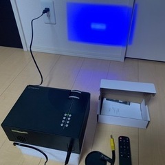 プロジェクターと70インチスクリーン