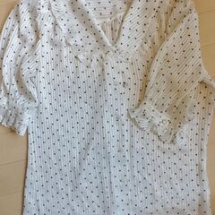 白いブラウス　水玉模様