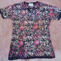 バティック風柄のＴシャツ　シンガポール製　９号　新品