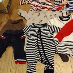 60～70の洋服とベビー布団の画像