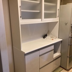 明日8/11、14時までの引き渡し。食器棚