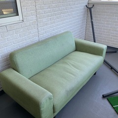 屋根付きのバルコニーに置いていた布ソファー