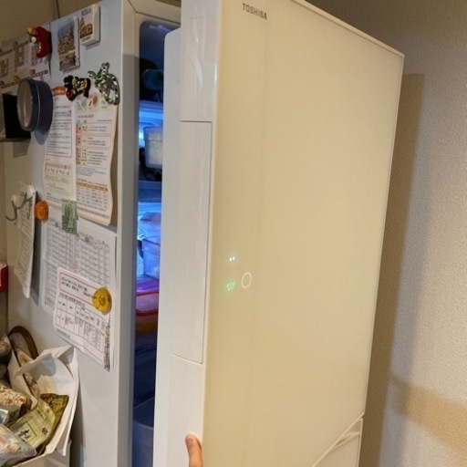 ホワイトのスタイリッシュな液晶冷蔵庫