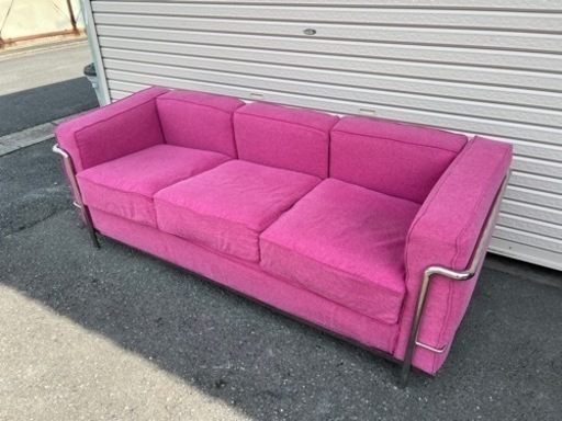 ピンクのソファー