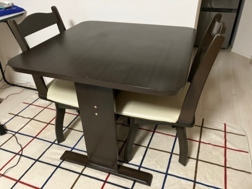 ダイニングテーブル　椅子×2セット