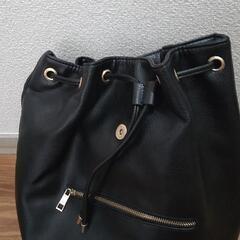 黒いリュックの画像