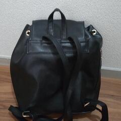 黒いリュックの画像