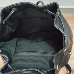 黒いリュックの画像