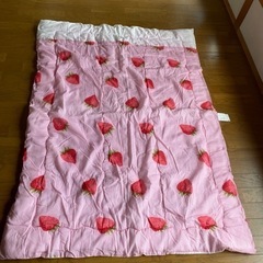 小さめ掛け布団（イチゴ柄）
