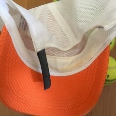 キャップとテニスボール11球の画像