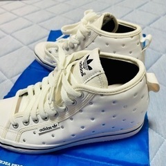 adidas  ハイカットスニーカー　23.5センチ（インヒールあり） の画像