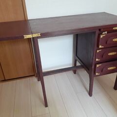 アンテークな机、飾り棚、　店舗の商品台としていかがでしょうか。