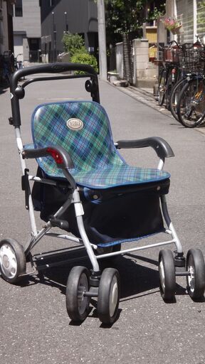 シルバーカー　(自立歩行が可能な方の、散歩や買い物を補助する歩行補助具です)