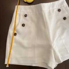 白　ショートパンツの画像