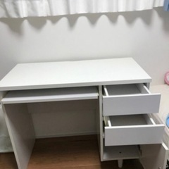 引き出し付きデスクの画像