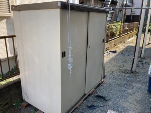 [現地にて手渡し希望です】物置　8月中の引き取り希望。