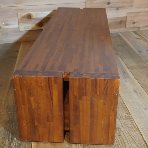 チーク材の天然木だけを扱う家具専門店SCANTEAK（スキャンティーク）のATHOS TVボード150です。シンプルなシルエットで人気