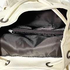 白リュックの画像