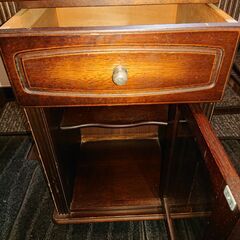 アンティークな収納家具の画像