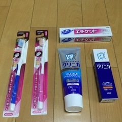 日用品のセット　歯ブラシ　歯磨き粉　箸の画像