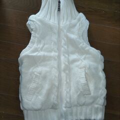 未使用品１３０センチ　リバーシブル　ベスト　白　男女児兼用