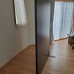 高級感漂う木目調パーティションの画像