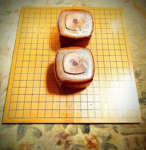 重厚感と気品のある碁盤 碁石 のセットです。\n\nセット内容\n●新品碁石\n\n●日本院棋 碁笥\n\n●碁石 美品\n\n●二つ折り碁盤 綺麗\n41×45cm \n\n