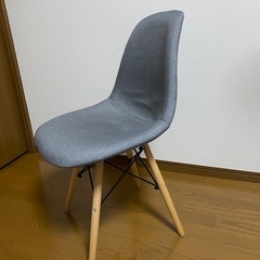 無料！グレーのイームズチェアの画像