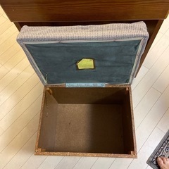 開閉式ドレッサーと収納付き椅子の画像