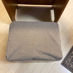 開閉式ドレッサーと収納付き椅子の画像
