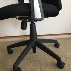 ヘッドレスト付き　メッシュ　オフィスチェアーの画像