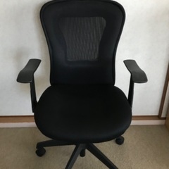 ヘッドレスト付き　メッシュ　オフィスチェアー