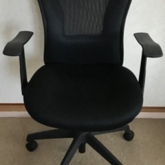 ヘッドレスト付き　メッシュ　オフィスチェアーの画像