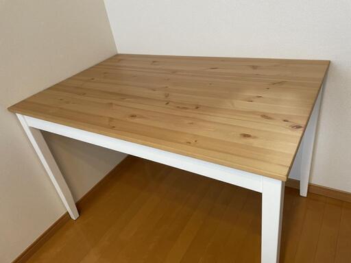 IKEAのダイニングテーブル