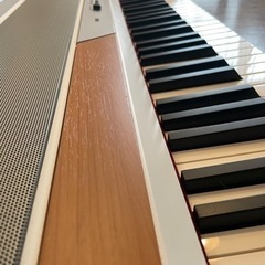 今月中希望です。KORG コルグ 電子ピアノ キーボード　ホワイト　木目調　MODEL SP-250 の画像