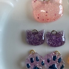 猫の顔と足型 イヤリング ピアス ペンダントトップ ストラップの画像