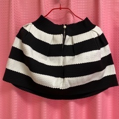 白と黒のスカートの画像