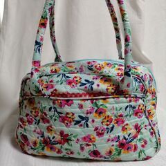 レディース　バッグ　外側：花柄、内側：赤と白の水玉模様　キルト風の画像