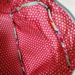 レディース　バッグ　外側：花柄、内側：赤と白の水玉模様　キルト風の画像