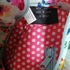 レディース　バッグ　外側：花柄、内側：赤と白の水玉模様　キルト風の画像