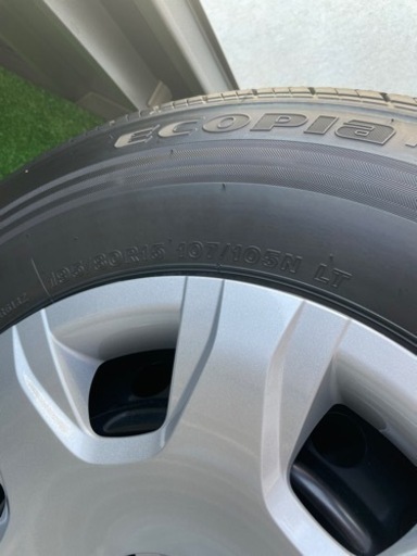 【新品】ハイエース純正ホイールタイヤセット（ホイールカバー付き）