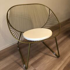 アイアンチェア　チェアパッド　モデルルーム設置品　ゴールド ラウンジチェアの画像