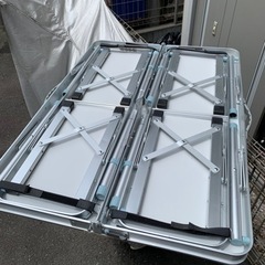 アウトドアテーブルセット、薪の画像